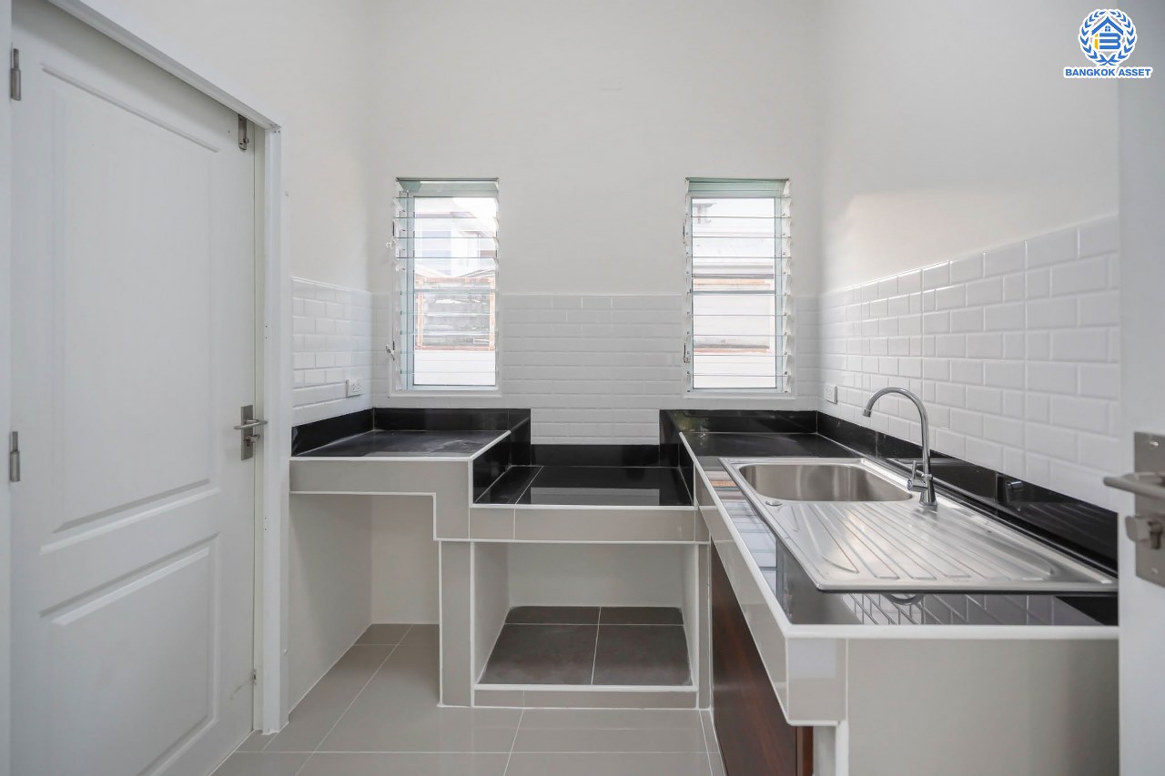 บ้านมือสองตกแต่งใหม่ คุณภาพแบรนด์ LH โครงการ ชัยพฤกษ์ ราชพฤกษ์-แจ้งวัฒนะ เนื้อที่ 50.1 ตร.ว. ฟังก์ชัน 3 ห้องนอน 2 ห้องน้ำ 2 ที่จอดรถ ภายในตกแต่งหรูหรา บนทำเลศักยภาพติดถนนราชพฤกษ์ เชื่อมสู่แจ้งวัฒนะได้อย่างรวดเร็ว ใกล้รถไฟฟ้าสายสีชมพู "ปากเกร็ด" จุดขึ้นทางด่วน "แจ้งวัฒนะ" โรบินสัน ไลฟ์สไตล์ ราชพฤกษ์ และ โลตัส นอร์ธราชพฤกษ์